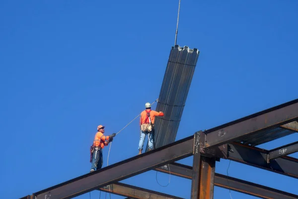 Yapısal Çelik Şçileri Gilbert Arizona Inşa Ediliyor Yeni Bir Bina — Stok fotoğraf