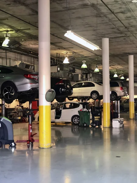 Voertuigen Een Auto Reparatiewinkel Het Hefplatform Voor Reparatie Auto Garage — Stockfoto