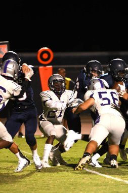 Arizona 'daki iki yerel okul arasında oynanan lise futbol maçı. Burada oyun oynanırken görüntüler oyun eyleminden.