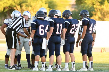 Arizona 'daki iki yerel okul arasında oynanan lise futbol maçı. Burada oyun oynanırken görüntüler oyun eyleminden.