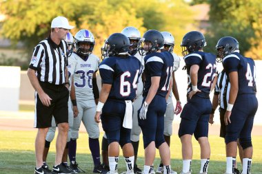 Arizona 'daki iki yerel okul arasında oynanan lise futbol maçı. Burada oyun oynanırken görüntüler oyun eyleminden.