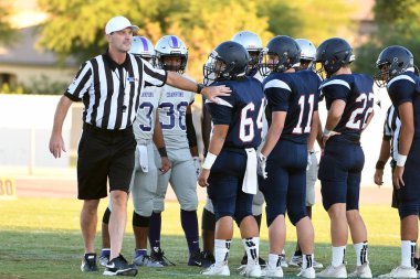 Arizona 'daki iki yerel okul arasında oynanan lise futbol maçı. Burada oyun oynanırken görüntüler oyun eyleminden.