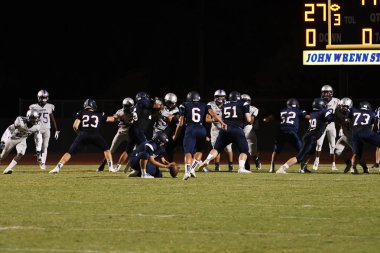 Arizona 'daki iki yerel okul arasında oynanan lise futbol maçı. Burada oyun oynanırken görüntüler oyun eyleminden.