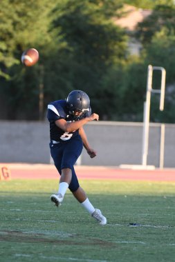 Arizona 'daki iki yerel okul arasında oynanan lise futbol maçı. Burada oyun oynanırken görüntüler oyun eyleminden.