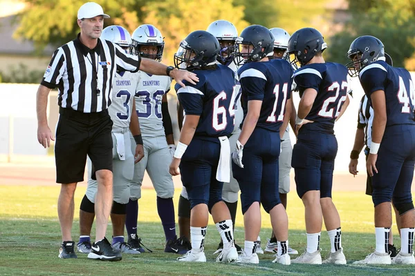 アリゾナ州の2つの地元の学校の間の高校フットボールの試合 ここの画像はゲーム中のゲームアクションからのものです — ストック写真