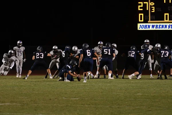 アリゾナ州の2つの地元の学校の間の高校フットボールの試合 ここの画像はゲーム中のゲームアクションからのものです — ストック写真