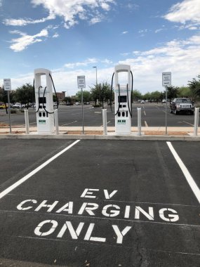 Arizona 'daki bir Walmart' ın elektrik yükleme istasyonu. Kredi kartı ve ödeme kartı için kurulmuş olan bu şarj istasyonu için kurulmuştur.