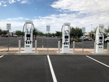 Arizona 'daki bir Walmart' ın elektrik yükleme istasyonu. Kredi kartı ve ödeme kartı için kurulmuş olan bu şarj istasyonu için kurulmuştur.