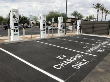 Arizona 'daki bir Walmart' ın elektrik yükleme istasyonu. Kredi kartı ve ödeme kartı için kurulmuş olan bu şarj istasyonu için kurulmuştur.