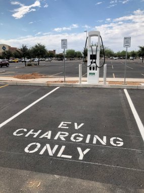 Arizona 'daki bir Walmart' ın elektrik yükleme istasyonu. Kredi kartı ve ödeme kartı için kurulmuş olan bu şarj istasyonu için kurulmuştur.