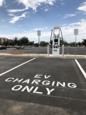 Arizona 'daki bir Walmart' ın elektrik yükleme istasyonu. Kredi kartı ve ödeme kartı için kurulmuş olan bu şarj istasyonu için kurulmuştur.