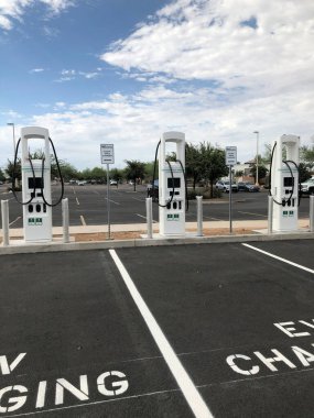 Arizona 'daki bir Walmart' ın elektrik yükleme istasyonu. Kredi kartı ve ödeme kartı için kurulmuş olan bu şarj istasyonu için kurulmuştur.