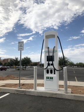 Arizona 'daki bir Walmart' ın elektrik yükleme istasyonu. Kredi kartı ve ödeme kartı için kurulmuş olan bu şarj istasyonu için kurulmuştur.