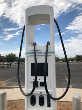 Arizona 'daki bir Walmart' ın elektrik yükleme istasyonu. Kredi kartı ve ödeme kartı için kurulmuş olan bu şarj istasyonu için kurulmuştur.