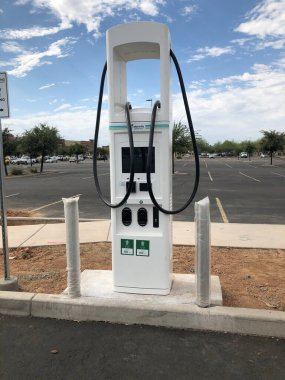 Arizona 'daki bir Walmart' ın elektrik yükleme istasyonu. Kredi kartı ve ödeme kartı için kurulmuş olan bu şarj istasyonu için kurulmuştur.
