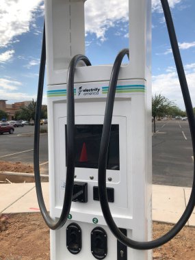 Arizona 'daki bir Walmart' ın elektrik yükleme istasyonu. Kredi kartı ve ödeme kartı için kurulmuş olan bu şarj istasyonu için kurulmuştur.