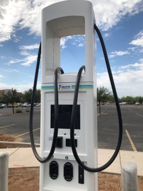 Arizona 'daki bir Walmart' ın elektrik yükleme istasyonu. Kredi kartı ve ödeme kartı için kurulmuş olan bu şarj istasyonu için kurulmuştur.