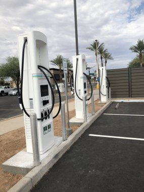 Arizona 'daki bir Walmart' ın elektrik yükleme istasyonu. Kredi kartı ve ödeme kartı için kurulmuş olan bu şarj istasyonu için kurulmuştur.