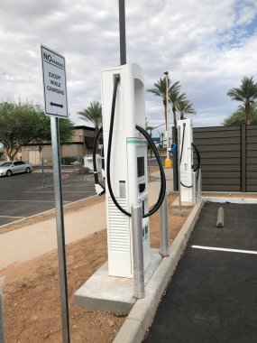 Arizona 'daki bir Walmart' ın elektrik yükleme istasyonu. Kredi kartı ve ödeme kartı için kurulmuş olan bu şarj istasyonu için kurulmuştur.
