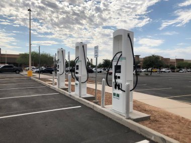Arizona 'daki bir Walmart' ın elektrik yükleme istasyonu. Kredi kartı ve ödeme kartı için kurulmuş olan bu şarj istasyonu için kurulmuştur.