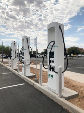 Arizona 'daki bir Walmart' ın elektrik yükleme istasyonu. Kredi kartı ve ödeme kartı için kurulmuş olan bu şarj istasyonu için kurulmuştur.