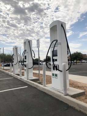 Arizona 'daki bir Walmart' ın elektrik yükleme istasyonu. Kredi kartı ve ödeme kartı için kurulmuş olan bu şarj istasyonu için kurulmuştur.