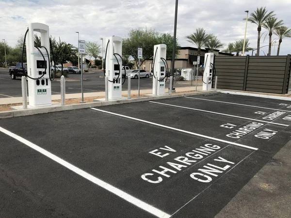 Arizona 'daki bir Walmart' ın elektrik yükleme istasyonu. Kredi kartı ve ödeme kartı için kurulmuş olan bu şarj istasyonu için kurulmuştur.