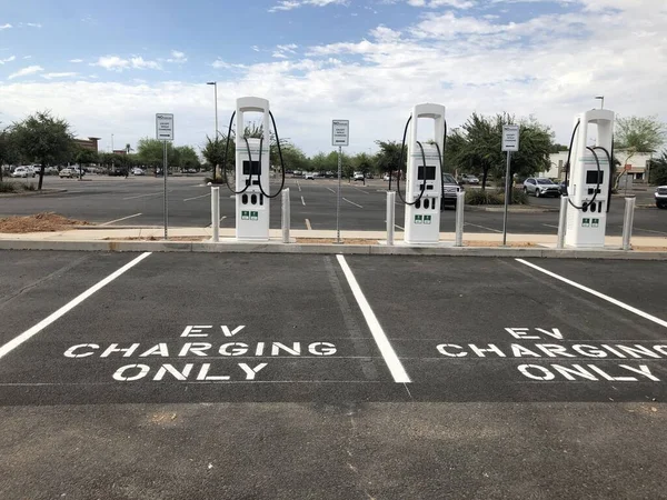 アリゾナ州のショッピング駐車場のWalmartにあるEv電気充電ステーション この充電ステーションは 支払いのために設定されたクレジットカードとデビットカード用に設定されているために設定されています — ストック写真