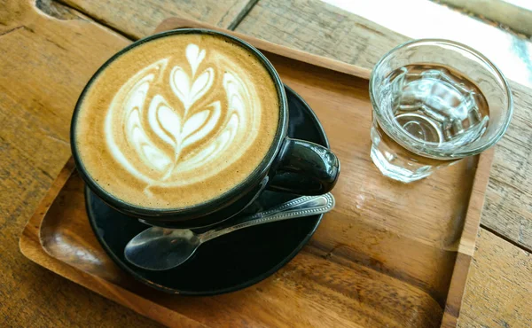 Varm Latte Kaffe Med Vatten Bordet — Stockfoto