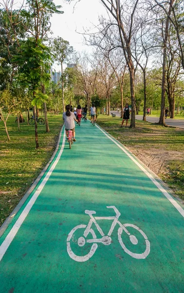 Cyklar Gröna Vägen Parken — Stockfoto