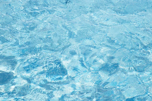 Blauw Zwembad Weerspiegelt Zon Rimpelde — Stockfoto