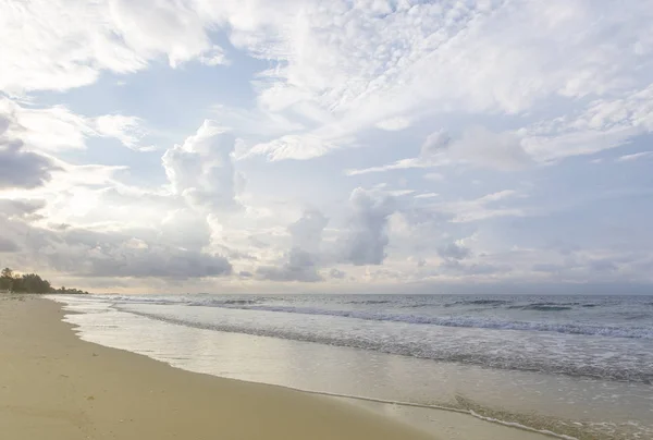 Oceán Vlny Tropické Pláže Oblohou — Stock fotografie