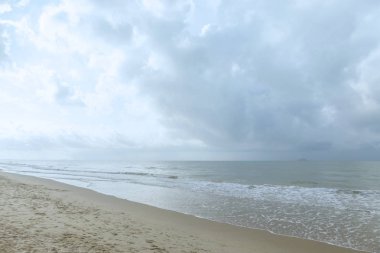 Okyanus dalgası ve gökyüzü ile tropikal plaj