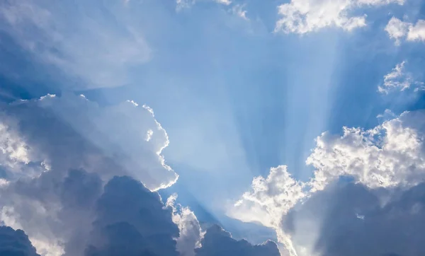 Вид Хмари Блакитному Небі Променями Світла — стокове фото
