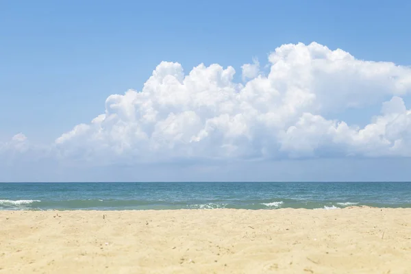 Óceánhullám Trópusi Strand Égbolttal — Stock Fotó