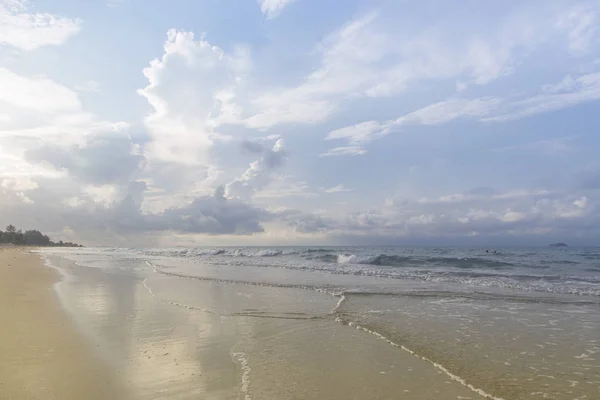 Oceán Vlny Tropické Pláže Oblohou — Stock fotografie
