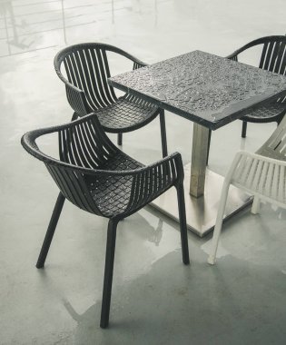 Islak yağmur ile boş bahçe sandalye