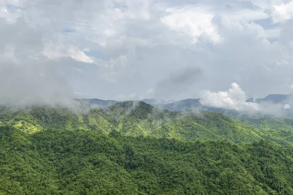 山上有树和云的风景 — 图库照片