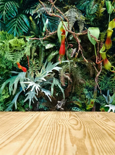 Träbord Med Grön Konstgjord Trädgård Bakgrund — Stockfoto
