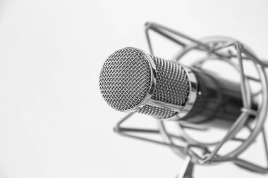 Mikrofon standı izole beyaz renk arka plan üzerinde