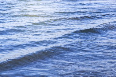 Arka planda tropikal denizde su dalgası