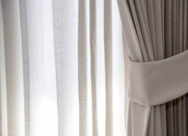 Kahverengi perdeler yatak odasında dekore edilir.