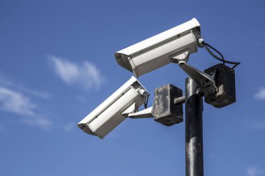Güvenlik kamerası veya mavi gökyüzü arka plan ile Cctv