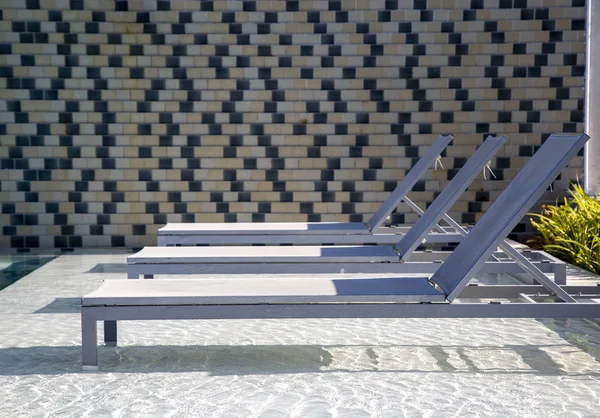 Plaj Sandalyeleri Hotel Yüzme Havuzunda — Stok fotoğraf