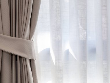 Kahverengi perdeler yatak odasında dekore edilir.