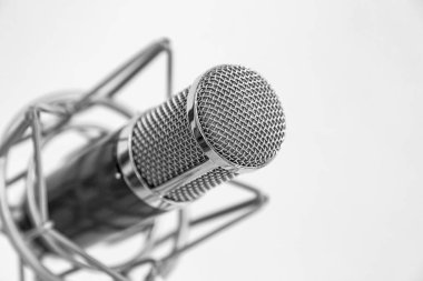 Mikrofon standı izole beyaz renk arka plan üzerinde