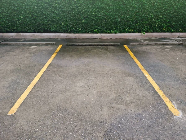 Parcheggio Vuoto Con Linea Marcatura Gialla Sul Pavimento — Foto Stock