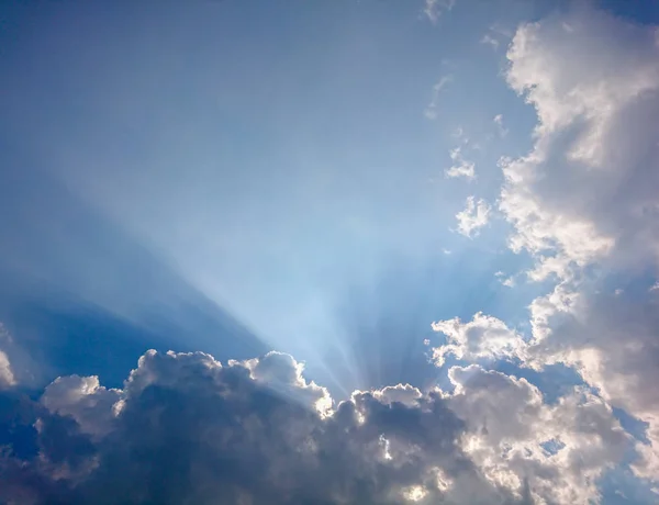 Vista Nuvens Céu Azul Com Raios Luz — Fotografia de Stock