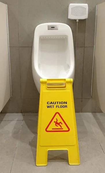 Tecken Ombord Försiktighet Våta Golvet Toaletten — Stockfoto