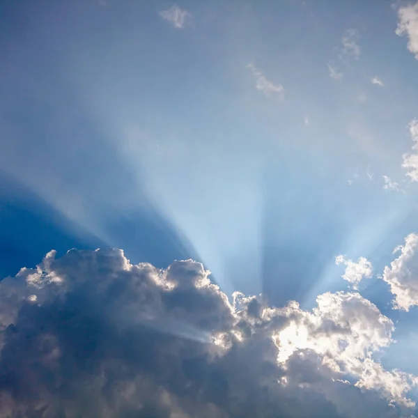 Вид Хмари Блакитному Небі Променями Світла — стокове фото